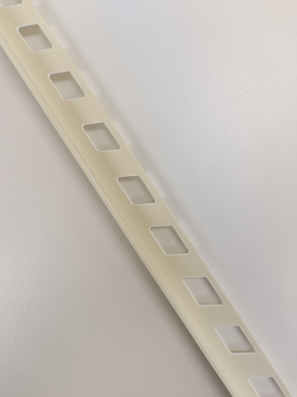 TILE EDGE PLASTIC BEIGE 1/2''